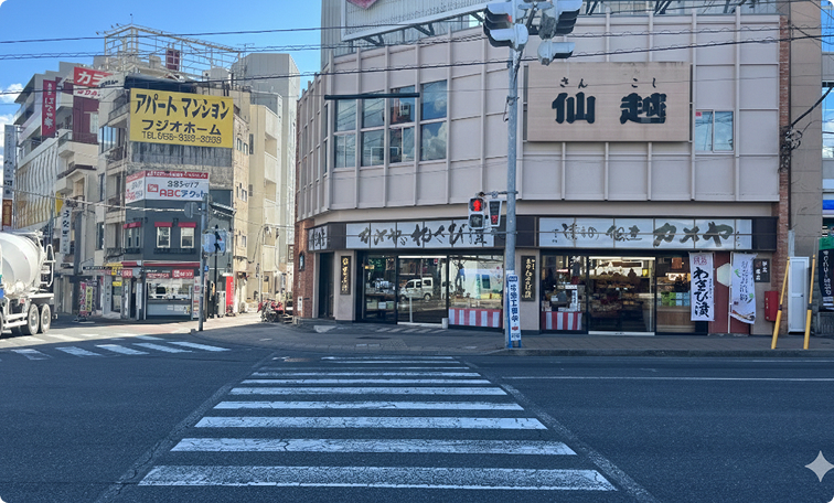 ロータリーを抜けて、目の前の信号(横断歩道)を渡ります。 