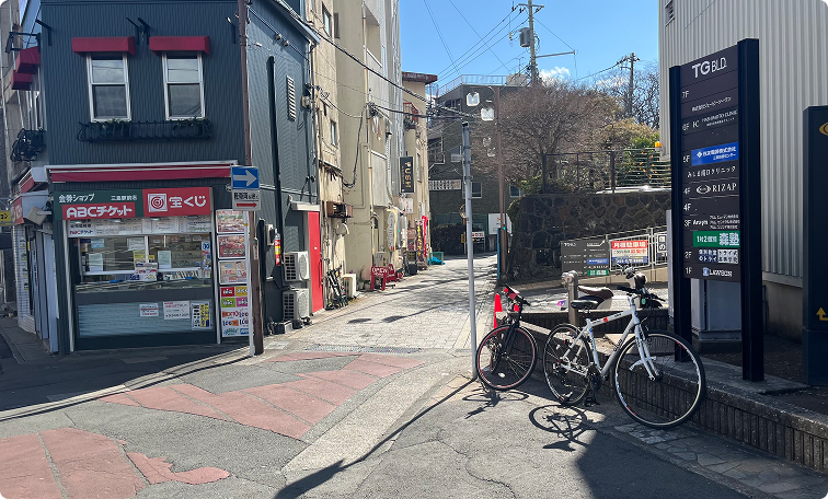 信号を渡ったら、コンビニの隣にあるお土産屋の｢仙越｣さんの角を曲がり、建物横の細い道へ入ります。