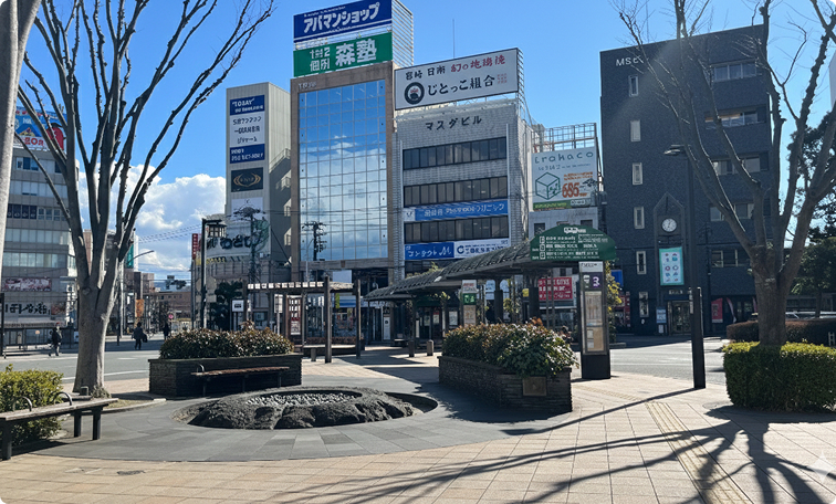 JR三島駅の改札を出て、南口(ロータリー側)へ出ます。 そのままバスロータリーの中央を通り、駅を背にして真っすぐ進みます。