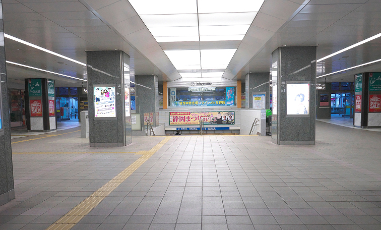 JR静岡駅の改札を出て北口(パルシェ側)へ進みます。正面に下り階段がありますので、そこからそのまま地下道へ降りてください。
