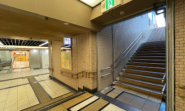 そのまま進み、静岡PARCOの目の前に出る階段｢K5｣を上がって地上へ出ます。 