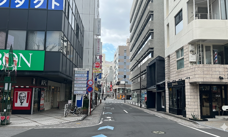 目の前のスクランブル交差点を、呉服町通方面へ直進します。